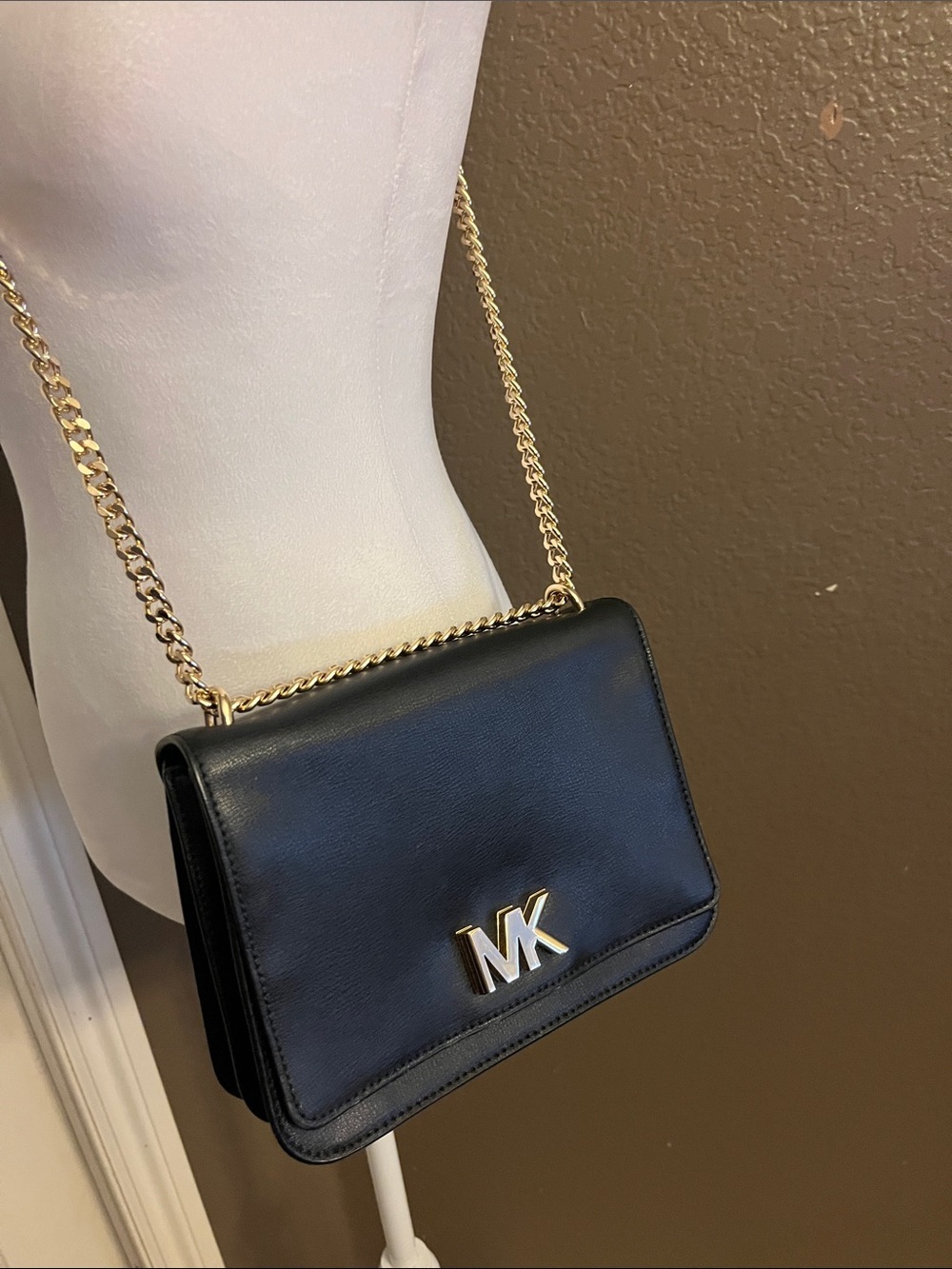 Michael Kors Black Leather Shoulder Bag with Gold Chain - Picture 9 of 10